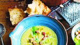 Suppe aus Schälerbsen und Gartensalat (Zuppa di piselli secchi con lattuga)     Für 4 Personen  300 g getrocknete halbe Schälerbsen  2 EL natives Olivenöl extra  50 g Butter  1 kleine Zwiebel, in Scheiben geschnitten  1 Staudensellerieherz, gehackt  85 g Pancetta, gewürfelt  2 Kartoffeln, grob gewürfelt  1 l heiße Gemüsebrühe  250 g Gartensalat  225 ml Milch  2 Bio-Eigelb, verquirlt  geriebener Parmesan zum Servieren     Diese wunderbar altmodische Suppe stammt noch aus der Zeit, als es keine tiefgekühlten Erbsen gab: Italienische Hausfrauen hatten immer getrocknete halbe Erbsen im Vorrat, die sie zubereiteten, wenn frische Erbsen keine Saison hatten. Die gekochten Erbsen sind ziemlich fest. Zum Ausgleich habe ich die Kartoffeln und den Pancetta in grobe Stücke geschnitten und die Suppe nicht püriert. Wer will, kann sie aber pürieren und erst danach die Milch-Ei-Mischung zugeben. Durch den Gartensalat erhält sie ein frisches Aroma. Schälerbsen muss man nicht einweichen, aber lesen Sie besser die Packungsanweisung durch.  Die halben Erbsen unter fließendem kalten Wasser abspülen und säubern. Danach beiseitestellen. Das Olivenöl und die Hälfte der Butter in einem großen Topf bei mittlerer Stufe heiß werden lassen. Zwiebel, Staudensellerie und Pancetta zufügen und 5 Minuten anschwitzen, bis das Gemüse weich ist. Kartoffeln und Schälerbsen unterrühren. Brühe und 500 ml heißes Wasser zugießen, einen Deckel auflegen und bei niedriger Hitze 1 ½ Stunden garen. Gelegentlich umrühren, damit die Erbsen nicht anhaften.  Die Salatblätter 15 Minuten vor dem Ende der Garzeit in einen Topf mit kochendem Wasser legen und 6 Minuten blanchieren. Abseihen, Wasser ausdrücken und die Blätter abkühlen lassen. Längs in feine Streifen schneiden und beiseitestellen.  Die restliche Butter zerlassen und mit Milch und Eigelb in einer Schüssel verquirlen. Die Suppe vom Herd nehmen, die Milch-Ei-Mischung einrühren, mit den Salatstreifen und dem Parmesan bestreuen und servieren