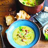 Suppe aus Schälerbsen und Gartensalat (Zuppa di piselli secchi con lattuga)     Für 4 Personen  300 g getrocknete halbe Schälerbsen  2 EL natives Olivenöl extra  50 g Butter  1 kleine Zwiebel, in Scheiben geschnitten  1 Staudensellerieherz, gehackt  85 g Pancetta, gewürfelt  2 Kartoffeln, grob gewürfelt  1 l heiße Gemüsebrühe  250 g Gartensalat  225 ml Milch  2 Bio-Eigelb, verquirlt  geriebener Parmesan zum Servieren     Diese wunderbar altmodische Suppe stammt noch aus der Zeit, als es keine tiefgekühlten Erbsen gab: Italienische Hausfrauen hatten immer getrocknete halbe Erbsen im Vorrat, die sie zubereiteten, wenn frische Erbsen keine Saison hatten. Die gekochten Erbsen sind ziemlich fest. Zum Ausgleich habe ich die Kartoffeln und den Pancetta in grobe Stücke geschnitten und die Suppe nicht püriert. Wer will, kann sie aber pürieren und erst danach die Milch-Ei-Mischung zugeben. Durch den Gartensalat erhält sie ein frisches Aroma. Schälerbsen muss man nicht einweichen, aber lesen Sie besser die Packungsanweisung durch.  Die halben Erbsen unter fließendem kalten Wasser abspülen und säubern. Danach beiseitestellen. Das Olivenöl und die Hälfte der Butter in einem großen Topf bei mittlerer Stufe heiß werden lassen. Zwiebel, Staudensellerie und Pancetta zufügen und 5 Minuten anschwitzen, bis das Gemüse weich ist. Kartoffeln und Schälerbsen unterrühren. Brühe und 500 ml heißes Wasser zugießen, einen Deckel auflegen und bei niedriger Hitze 1 ½ Stunden garen. Gelegentlich umrühren, damit die Erbsen nicht anhaften.  Die Salatblätter 15 Minuten vor dem Ende der Garzeit in einen Topf mit kochendem Wasser legen und 6 Minuten blanchieren. Abseihen, Wasser ausdrücken und die Blätter abkühlen lassen. Längs in feine Streifen schneiden und beiseitestellen.  Die restliche Butter zerlassen und mit Milch und Eigelb in einer Schüssel verquirlen. Die Suppe vom Herd nehmen, die Milch-Ei-Mischung einrühren, mit den Salatstreifen und dem Parmesan bestreuen und servieren