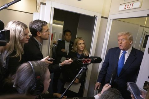 Trump im Gespräch mit Reportern an Bord der Air Force One
