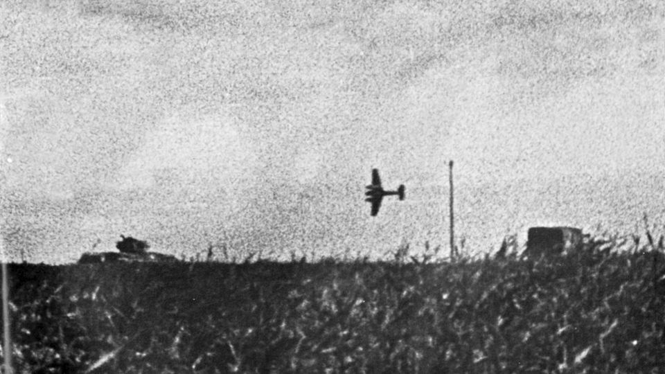 Eine Hs 129 im Jahr 1943 im Angriffsflug in der Nähe des Kasserinpasses, Tunesien