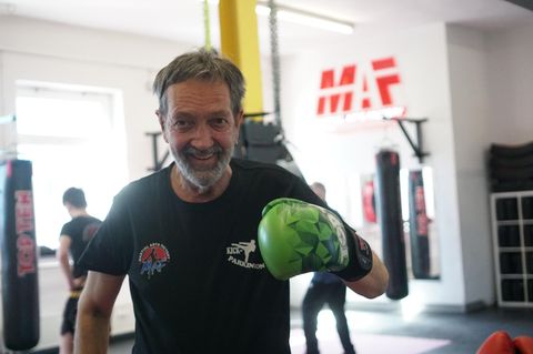 Parkinson: Carsten Köpcke steht mit Boxhandschuhen in einer Sporthalle