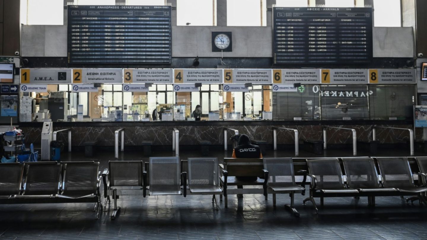 Menschenleere Bahnhofshalle während Generalstreiks