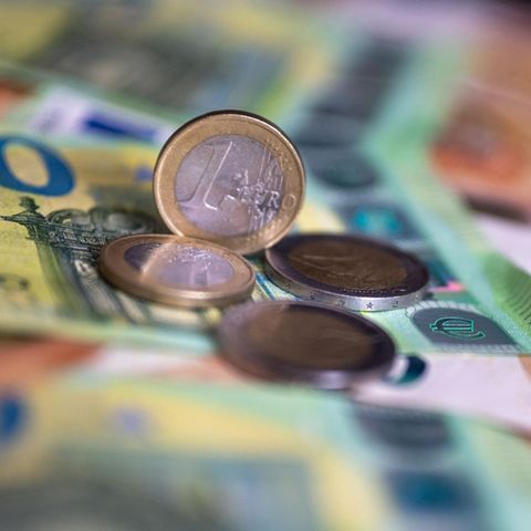 Euro in Münzen und Geldscheinen (Symbolbild Grundeinkommen)