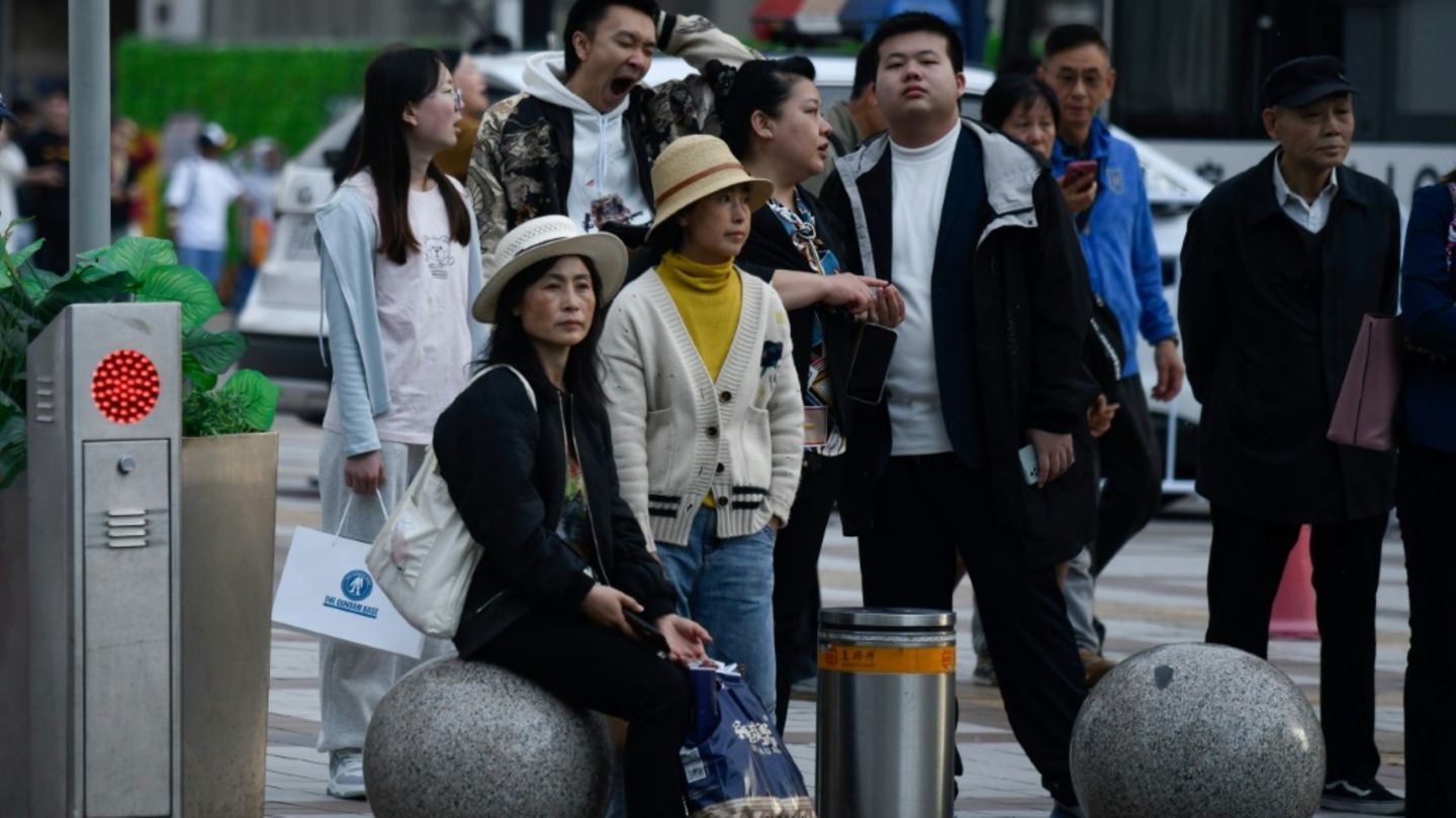 Passanten in Peking am 9. April 2025
