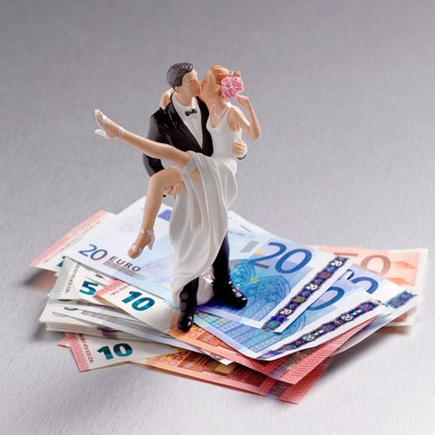 Hochzeitsfiguren auf Geldscheinen
