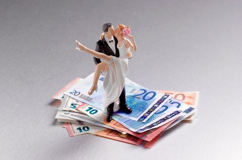 Hochzeitsfiguren auf Geldscheinen