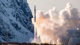 Raumfahrt Start einer Rakete vor Berg