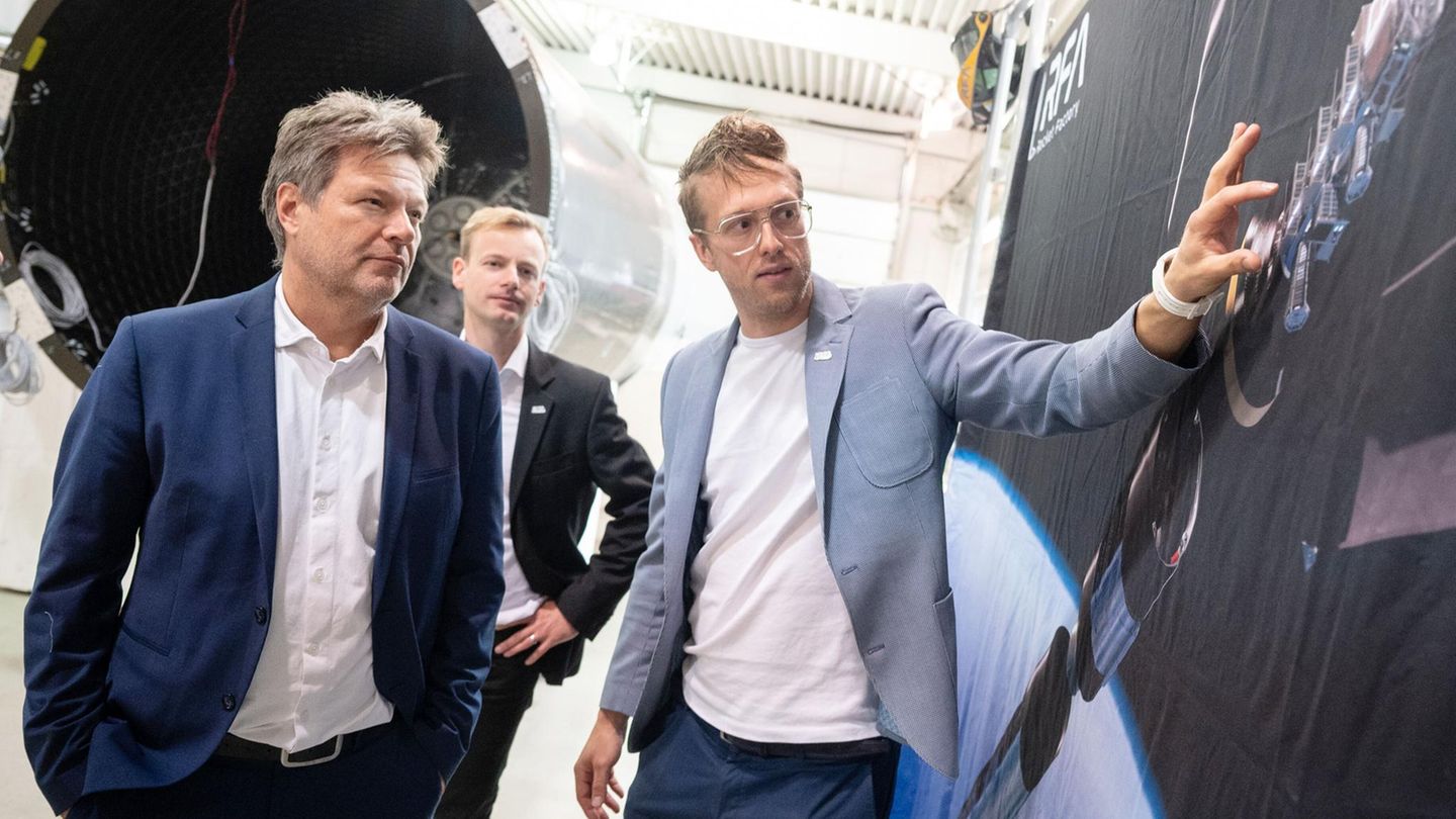 Raumfahrt: Raketen made in Bavaria: Bundeswirtschaftsminister Robert Habeck unterhält sich während eines Firmenrundgangs mit Stefan Brieschenk, Mitgründer und Chefingenieur von Rocket Factory Augsburg. Das Unternehmen hat eine Lizenz, um seine Raketen künftig von den schottischen Shetlandinseln aus zu starten Raketen made in Bavaria: Bundeswirtschaftsminister Robert Habeck unterhält sich während eines Firmenrundgangs mit Stefan Brieschenk, Mitgründer und Chefingenieur von Rocket Factory Augsburg. Das Unternehmen hat eine Lizenz, um seine Raketen künftig von den schottischen Shetlandinseln aus zu starten