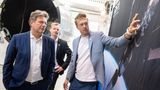 Raketen made in Bavaria: Bundeswirtschaftsminister Robert Habeck unterhält sich während eines Firmenrundgangs mit Stefan Brieschenk, Mitgründer und Chefingenieur von Rocket Factory Augsburg. Das Unternehmen hat eine Lizenz, um seine Raketen künftig von den schottischen Shetlandinseln aus zu starten