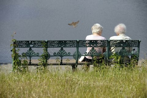 Rentnerinnen auf einer Bank