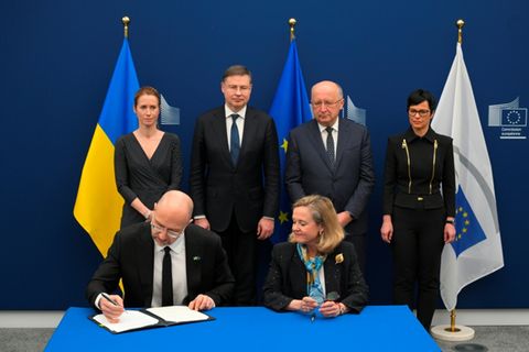 Schmyhal (vorne l.) am Mittwoch in Brüssel