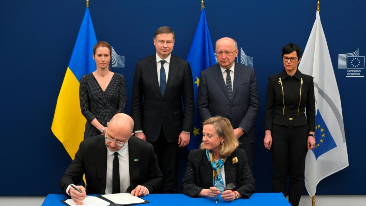 Schmyhal (vorne l.) am Mittwoch in Brüssel