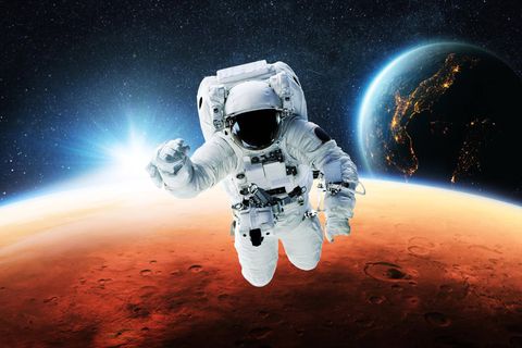 Koalitionsvertrag: Ein Astronaut schwebt im Weltraum, im Hintergrund sieht man die Erde
