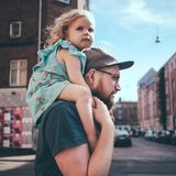 Ostern-Völlerei: Vater trägt Tochter auf der Schulter