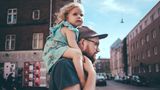 Ostern-Völlerei: Vater trägt Tochter auf der Schulter