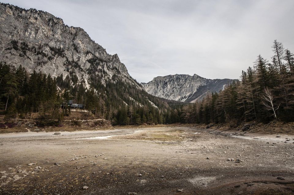 See wird aus den umliegenden Bergen von Schmelzwasser gespeist – das nach und nach im karstigen Untergrund versickert. Ganz leer allerdings war der See seit 60 Jahren nicht