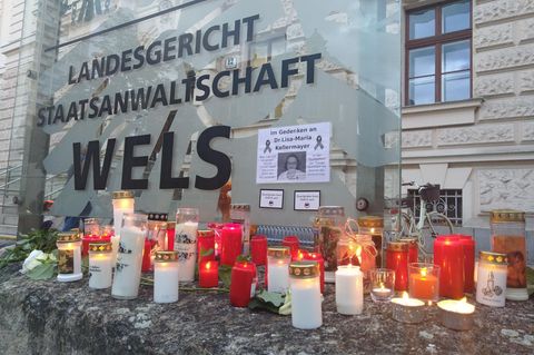 Kerzen in Gedenken an die oberösterreichische Ärztin vor dem Landesgericht und der Staatsanwaltschaft Wels