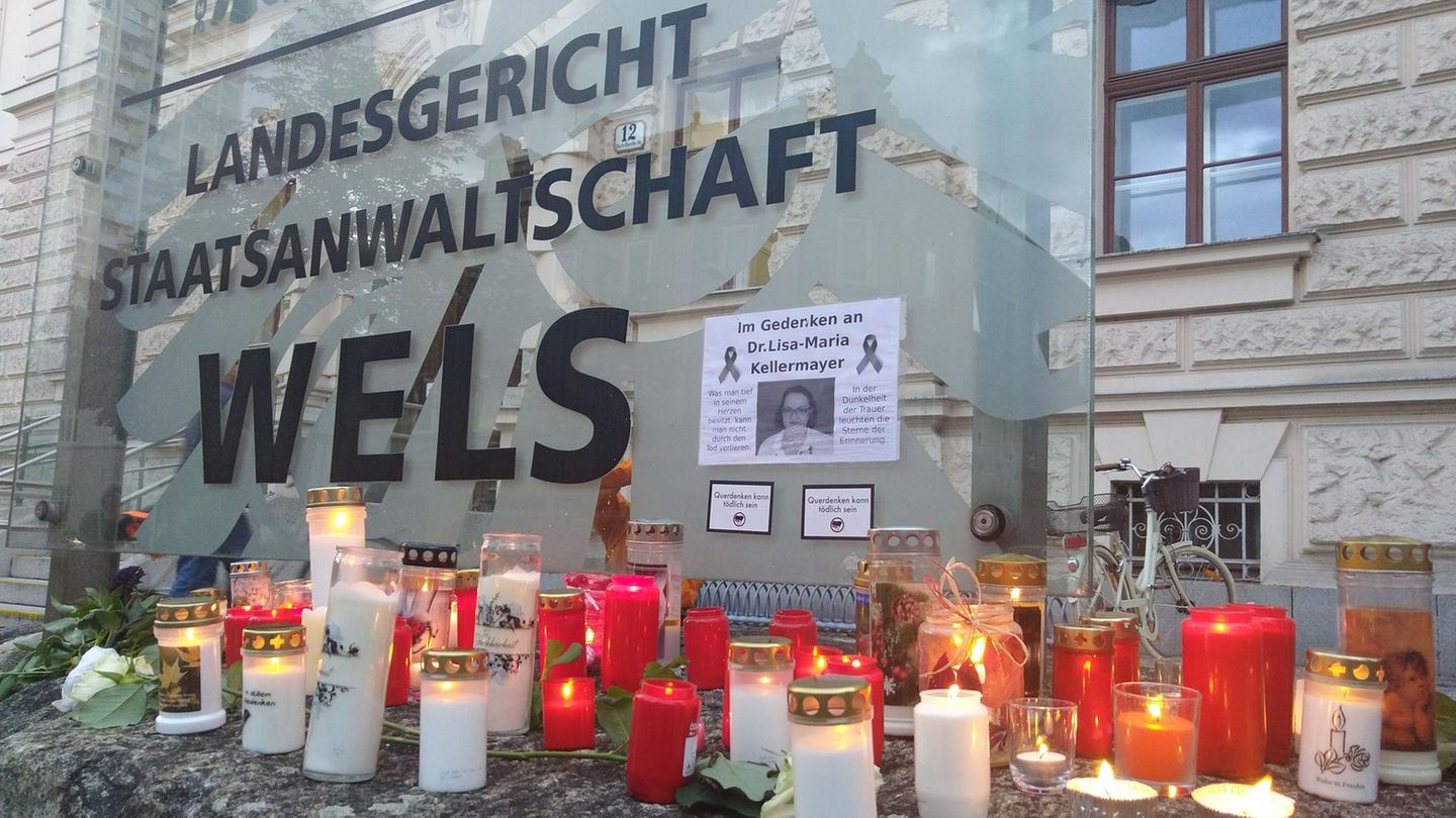 Kerzen in Gedenken an die oberösterreichische Ärztin vor dem Landesgericht und der Staatsanwaltschaft Wels