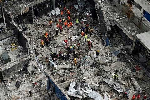 Rettungskräfte in der Ruine des eingestürzten Clubs in Santo Domingo