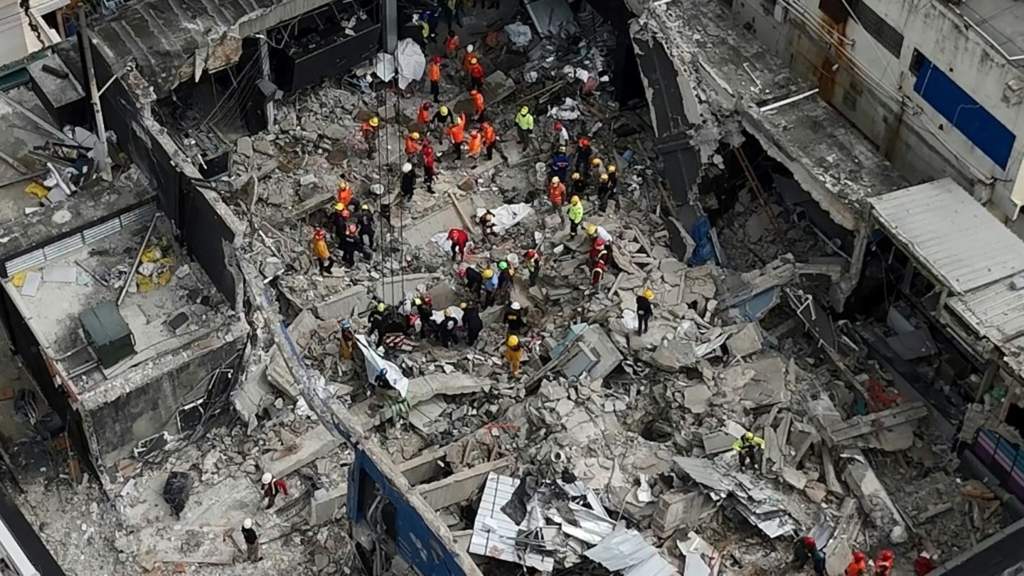 Rettungskräfte in der Ruine des eingestürzten Clubs in Santo Domingo