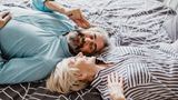 Ostern-Völlerei: Älteres Paar liegt auf dem Bett