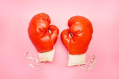 Bebilderung "Kickboxen bei Parkinson": Zwei Boxhandschuhe liegen vor einem bunten Hintergrund