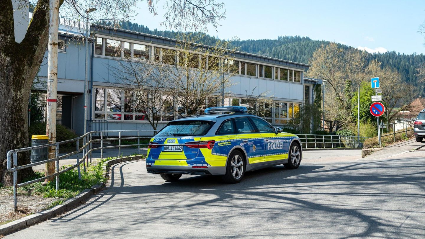 Polizeiauto am Ort des Geschehens in Schramberg (Baden-Württemberg)