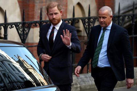 Harry beim Verlassen des Gerichts in London