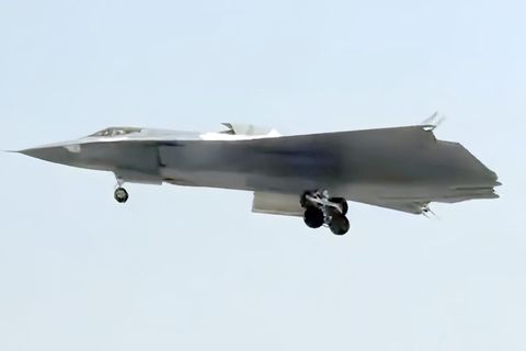 Stealthfighter J-36 aus der Nähe und im Tiefflug