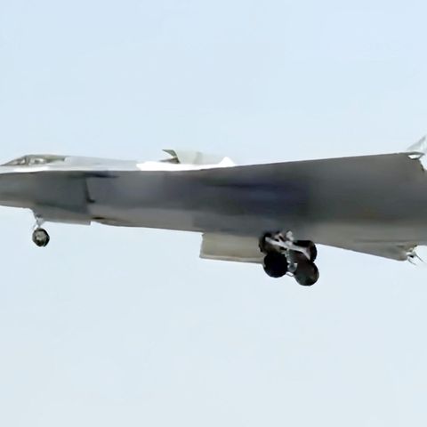 Stealthfighter J-36 aus der Nähe und im Tiefflug