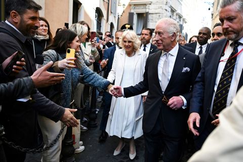 Charles und Camilla in der Nähe des Parlaments in Rom