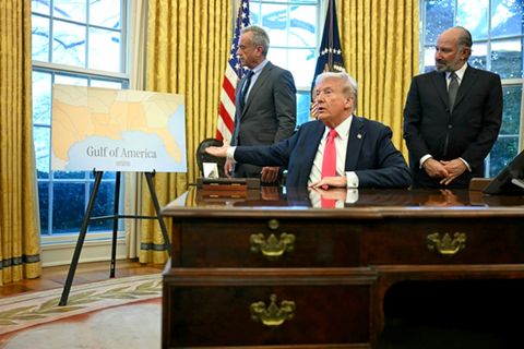 US-Präsident Donald Trump mit einer Karte des "Golfs von Amerika"