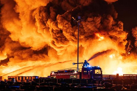 In einem Gewerbegebiet in Ahlen ist ein großflächiger Brand ausgebrochen, die Feuerwehr ist im Großeinsatz