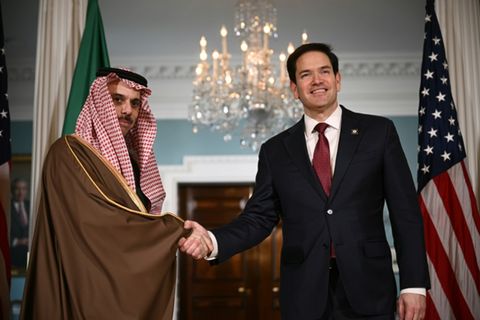 US-Außenminister Marco Rubio (r) und der saudi-arabische Außenminister Faisal bin Farhan