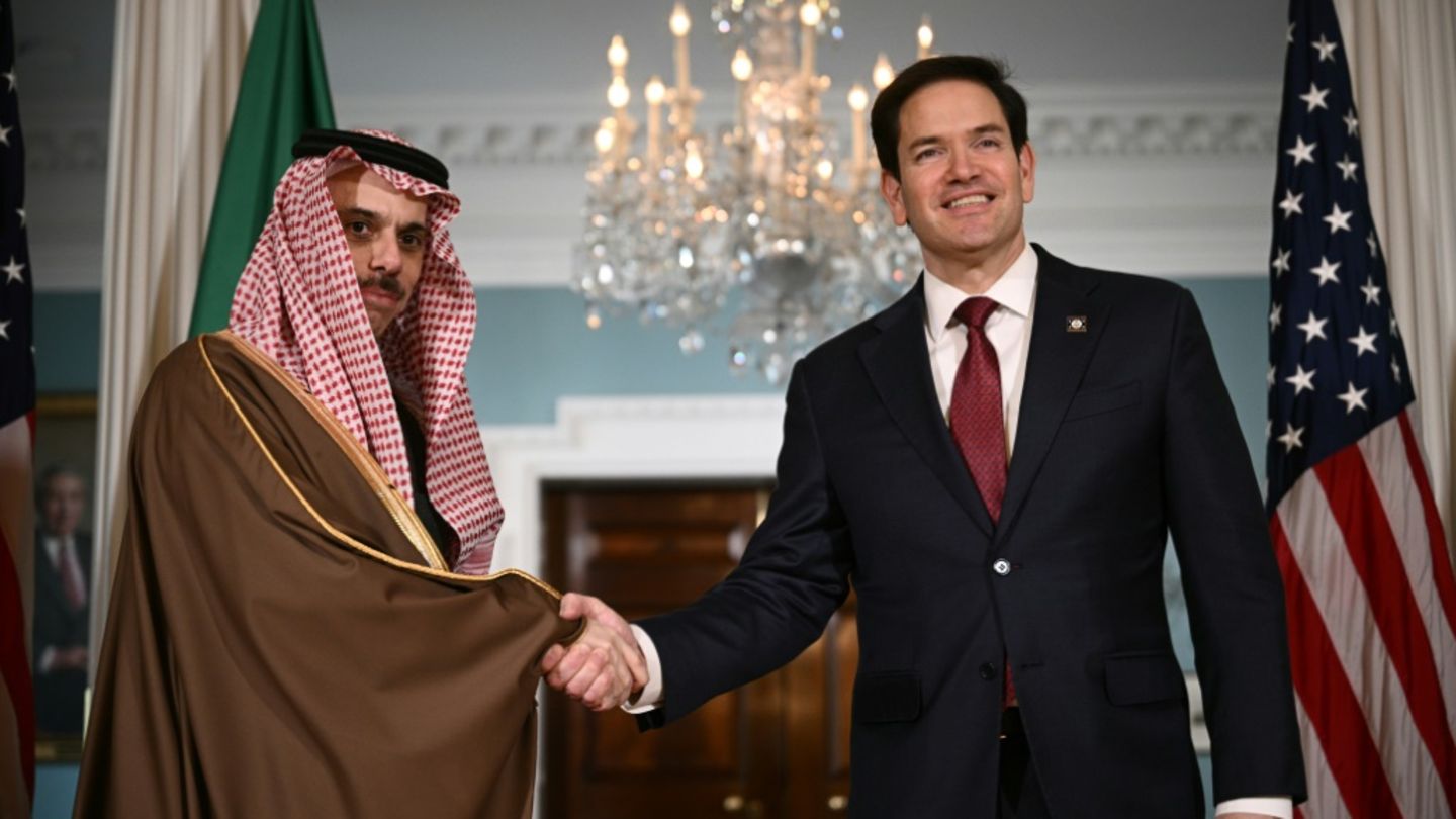 US-Außenminister Marco Rubio (r) und der saudi-arabische Außenminister Faisal bin Farhan