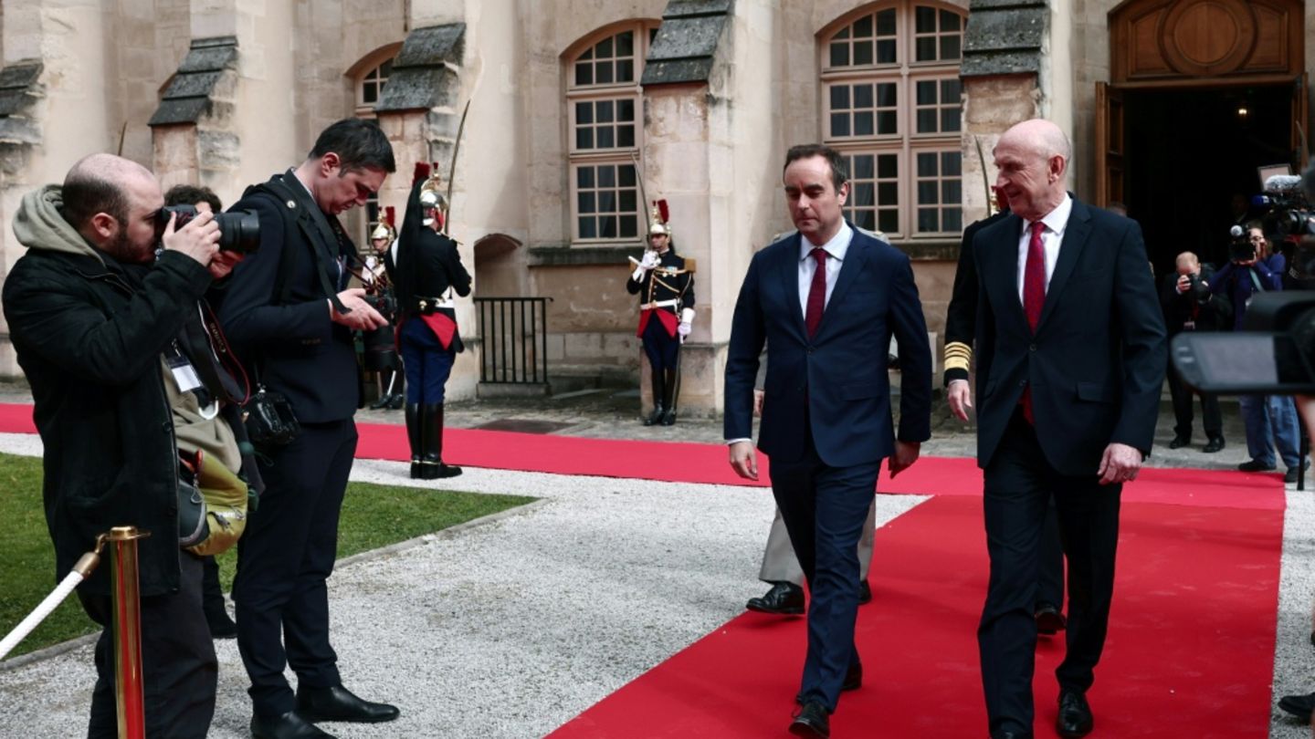 Frankreichs Verteidigungsminister Lecornu (l.) und sein britischer Kollege Healey im März in Paris