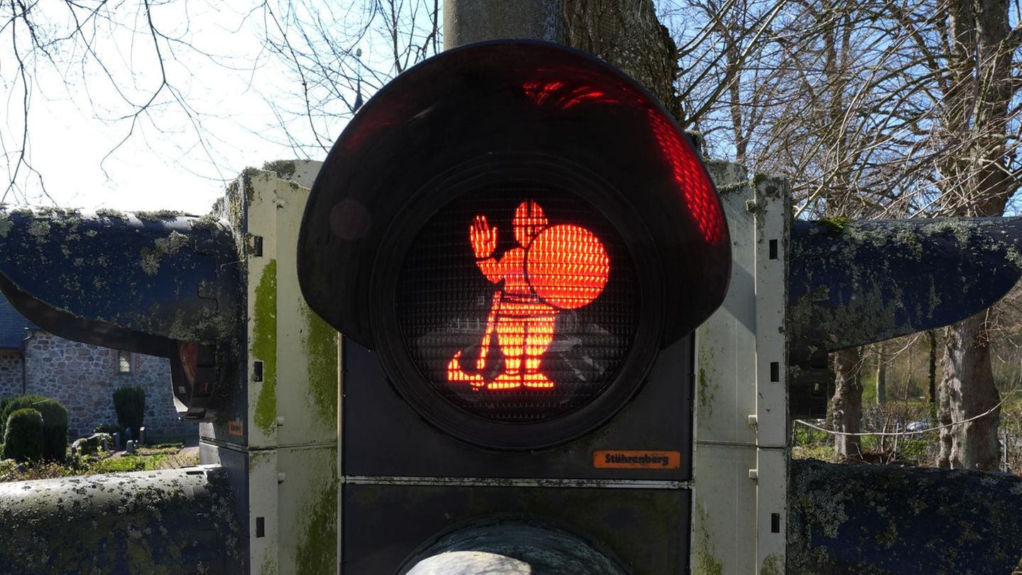Wikinger als Ampelmännchen, stilecht mit Schild, Helm und Axt: Das gibt es nun in einem norddeutschen Städtchen zu sehen