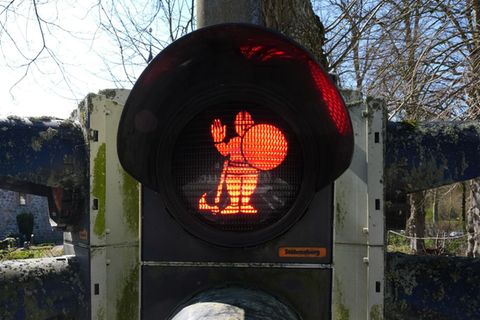 Wikinger als Ampelmännchen, stilecht mit Schild, Helm und Axt: Das gibt es nun in einem norddeutschen Städtchen zu sehen