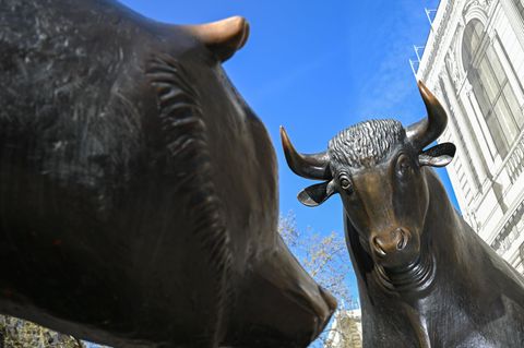 Die Bronzefiguren von Bulle (r) und Bär