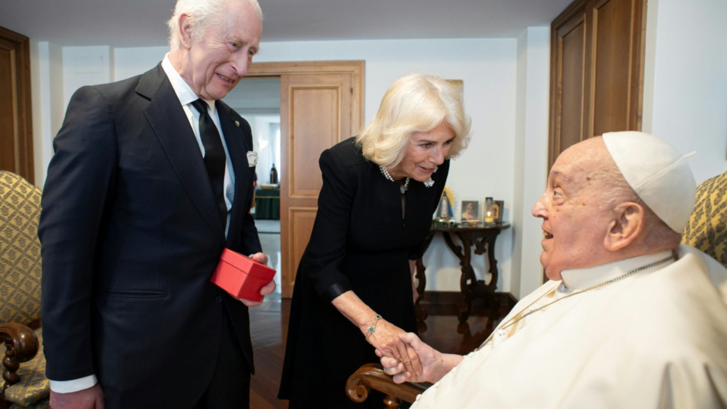 Vatikan veröffentlicht Foto von Treffen des Papstes mit Charles und Camilla
