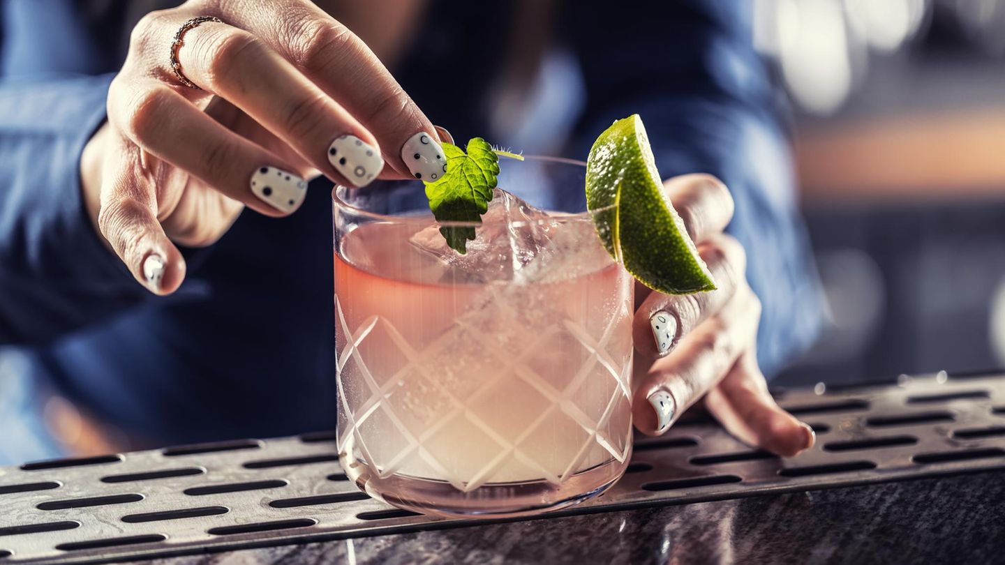 Genuss im Glas: Rose trifft auf Gewürzgurke: Das sind die Cocktail-Trends im Frühling