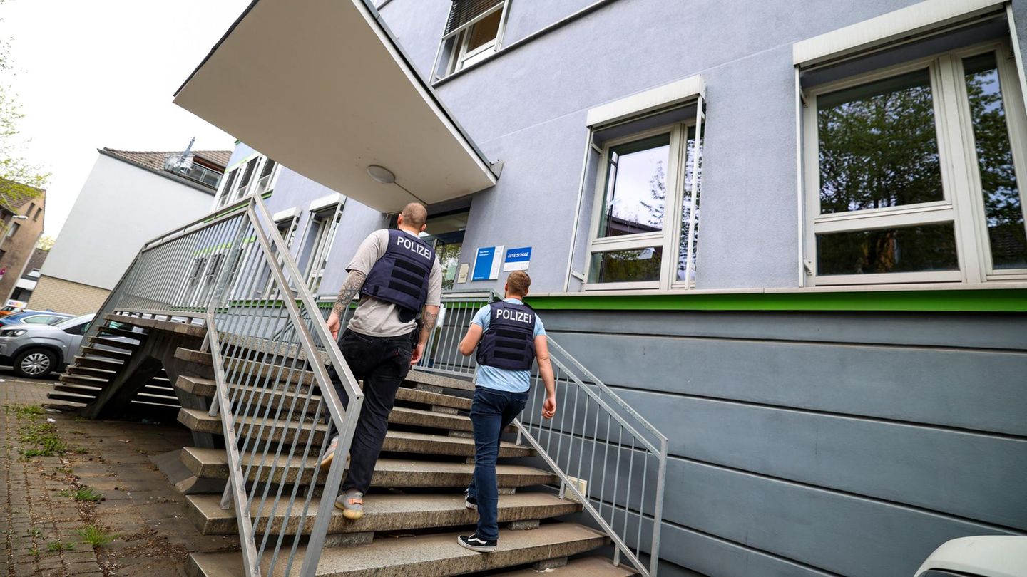 Die Polizei ist am Max-Planck Gymnasium in Duisburg wegen eines rechtsradikalen Schreibens im Einsatz