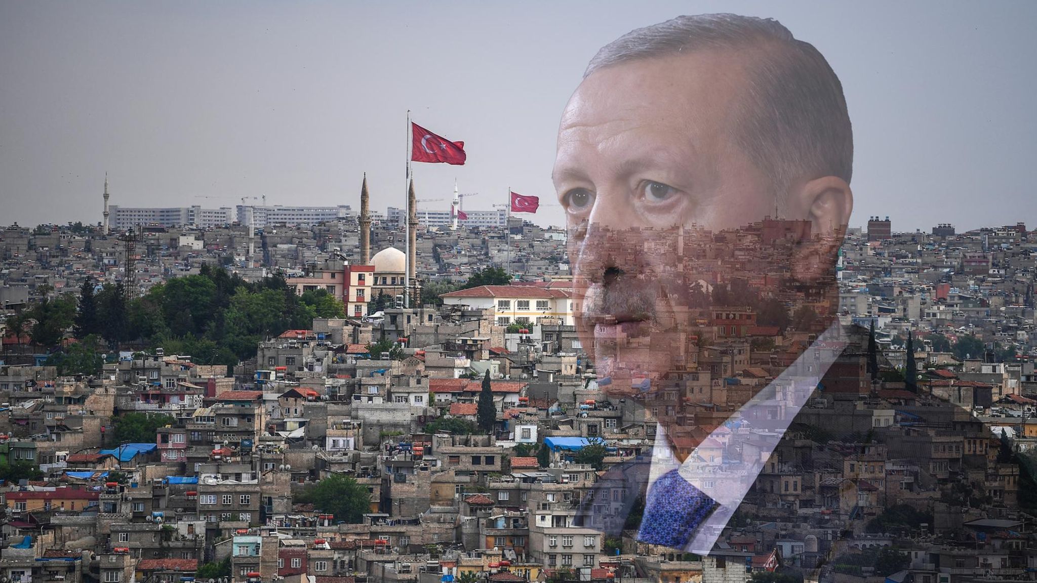 Ein verblassendes Portrait von Erdoğan vor der Stadtansicht des türkischen Gaziantep