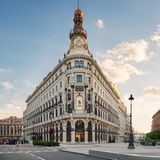 "Für die vierte Staffel möchte ich ein wenig aus der Welt der gegen Felsen schlagenden Wellen ausbrechen", sagt Ideengeber, Drehbuchautor und Regisseur White. Das Four Seasons Hotel Madrid wäre auch eine Option