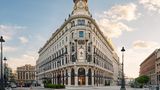 "Für die vierte Staffel möchte ich ein wenig aus der Welt der gegen Felsen schlagenden Wellen ausbrechen", sagt Ideengeber, Drehbuchautor und Regisseur White. Das Four Seasons Hotel Madrid wäre auch eine Option