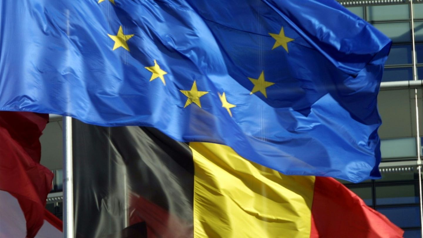 Flaggen Belgiens und der EU