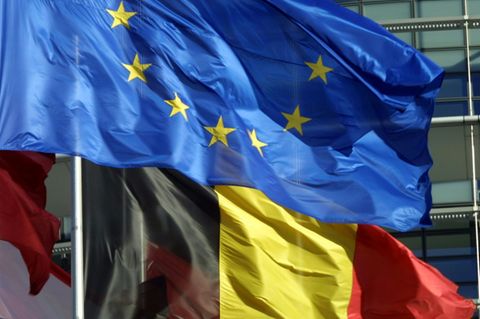 Flaggen Belgiens und der EU