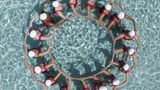 Nur die Form zählt: Die Aqualillies formen einen schwimmenden Kreis im Coliseum Pool des Pelican Hill Resorts in Los Angeles