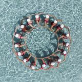 Nur die Form zählt: Die Aqualillies formen einen schwimmenden Kreis im Coliseum Pool des Pelican Hill Resorts in Los Angeles