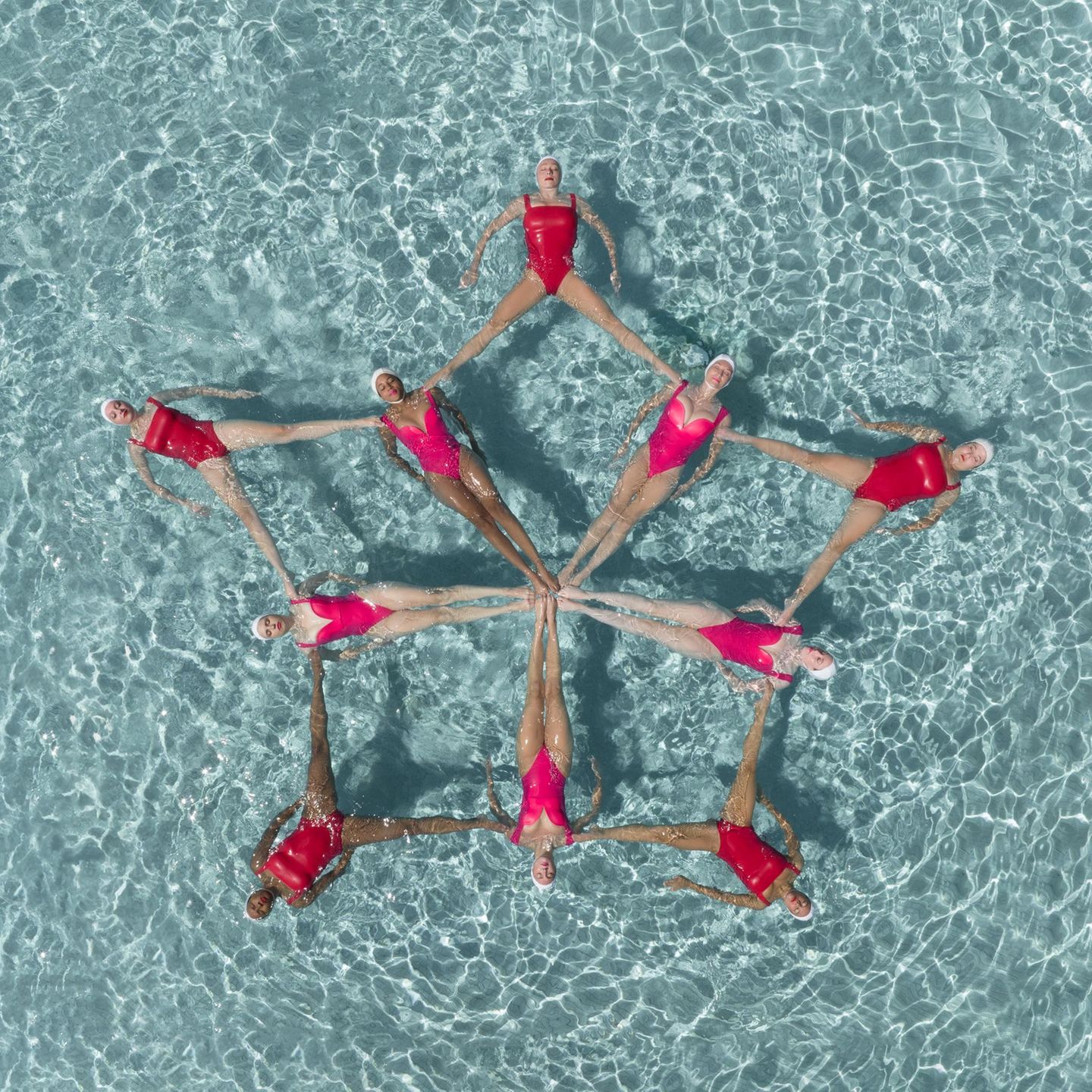 Fast wie die Struktur eines Schneeflocken-Kristalls. Die Schwimmerinnen rekrutieren sich aus ehemaligen Synchronschwimmerinnen (z. B. dem Nationalteam der USA) oder sind ausgebildete Tänzerinnen, die ihr Können im Wasser ausüben